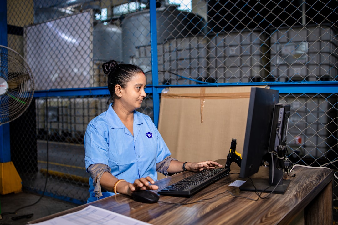 Mức lương ngành logistics 2026: Supply chain, warehouse, shipping