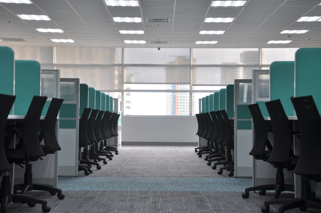 Lương QA/QC ngành sản xuất 2026: Phân theo ngành và chứng chỉ